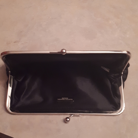 VINTAGE CAROLINA HERRERA CLUTCH - Picture 5 of 8